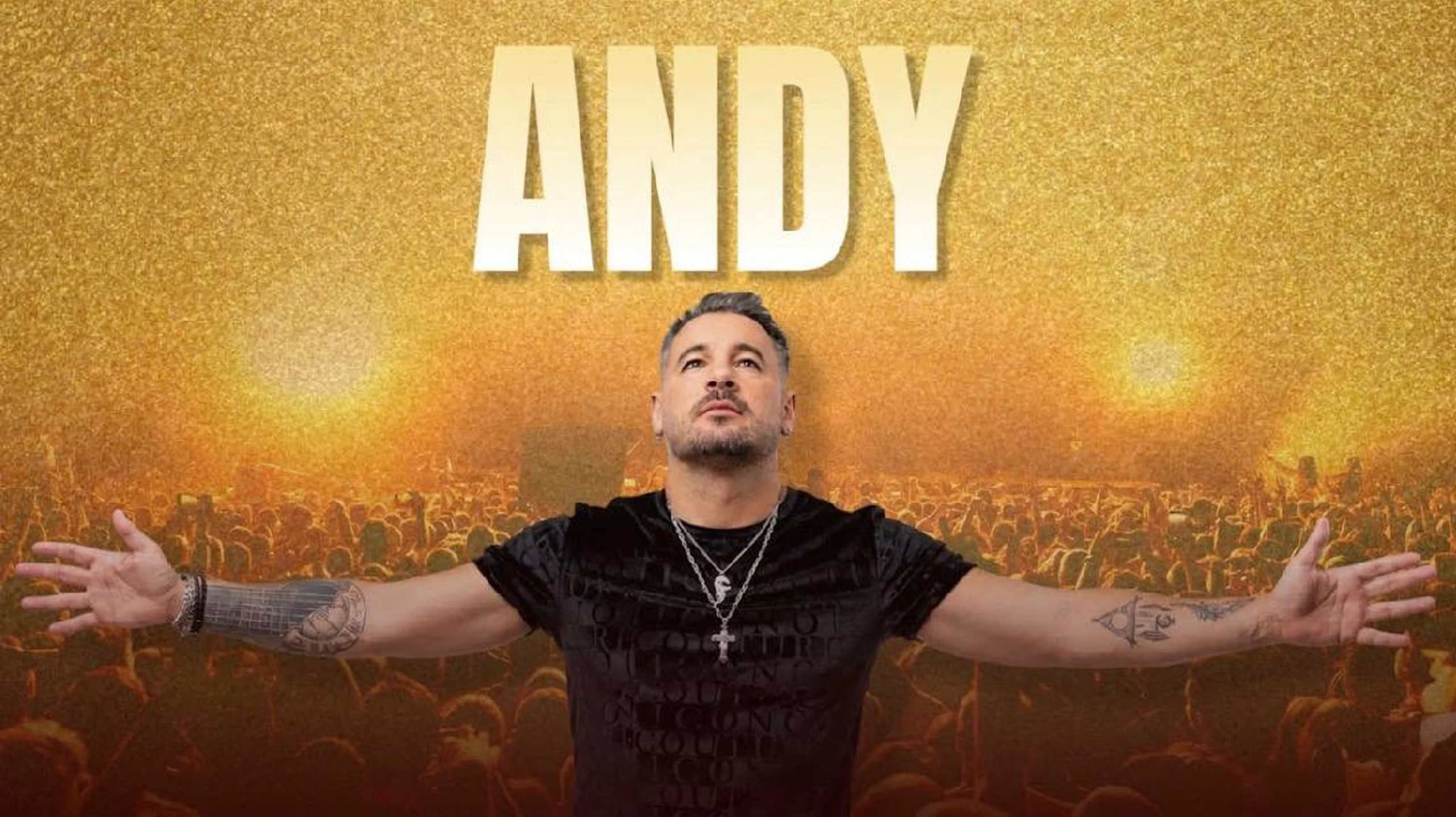Andy con los brazos abiertos ante un público multitudinario